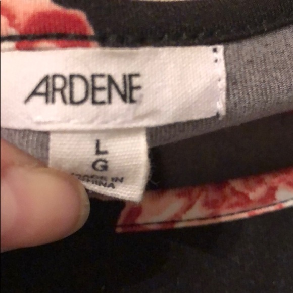 5/$25🖤 Floral shirt - Picture 2 of 4